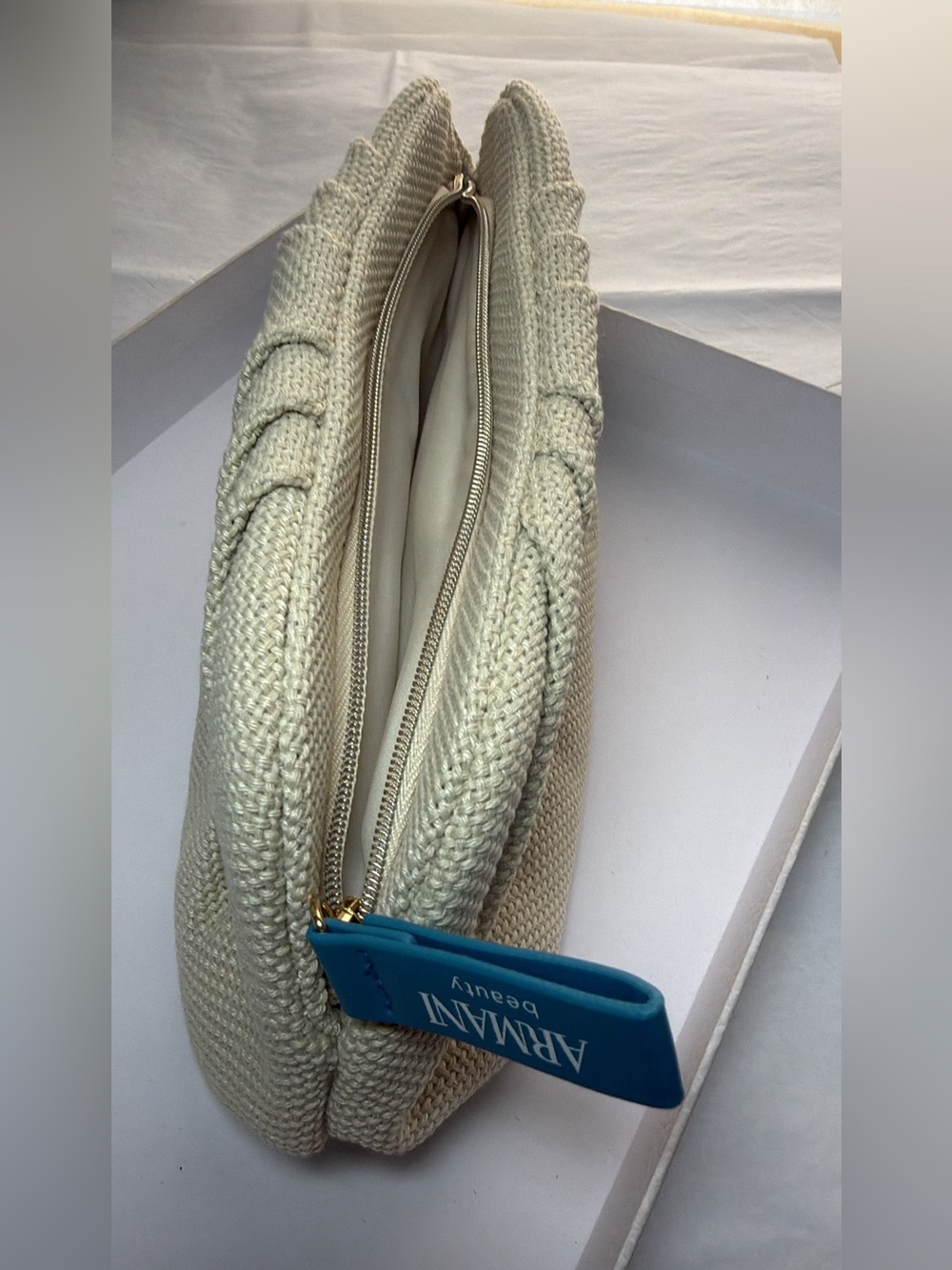 New,authentic Giorgio Armani beauty Beige summer Pouch edition - Picture 4 of 4